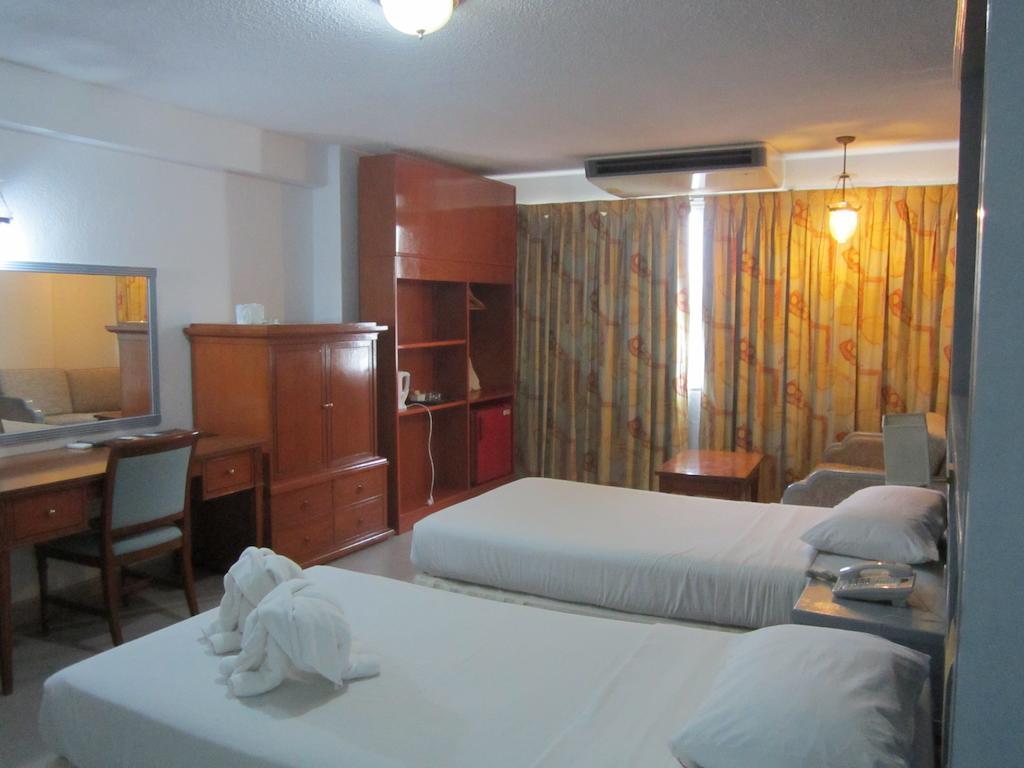 Lopburi Inn Hotel Oda fotoğraf
